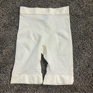 Maidenform Collection women’s XL cream white neutral compression shorts
